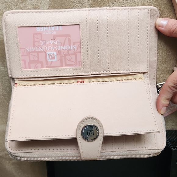 NWT ❗️ Stone Mountain blush tooled wristlet bonded leather - Picture 7 of 12